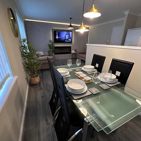 Modern 2-Bedroom Apartment Near Manchester With Free Parking-2