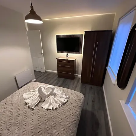 Modern 2-Bedroom Apartment Near Manchester With Free Parking-3