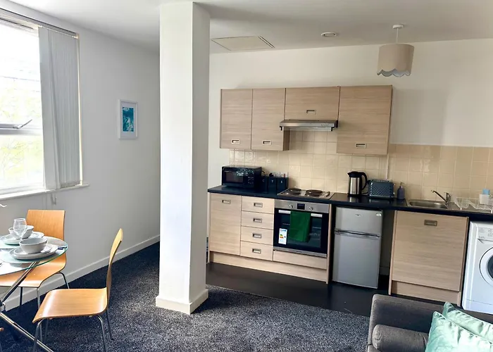 Trafford Luxe, Garage Parking, Self Check-In Anytime - Perfect For Late Arrivals, Ultra- Fast Wi-Fi, 5 Mins To Old Trafford Stadium