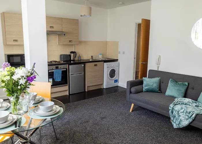 Trafford Luxe, Garage Parking, Self Check-In Anytime - Perfect For Late Arrivals, Ultra- Fast Wi-Fi, 5 Mins To Old Trafford Stadium